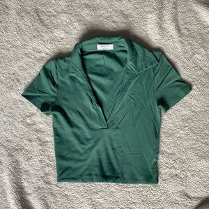 Aritzia- Babaton v-neck cropped t shirt